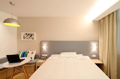 Timeless Decor Tips to Make Your Apartment Feel Cozy